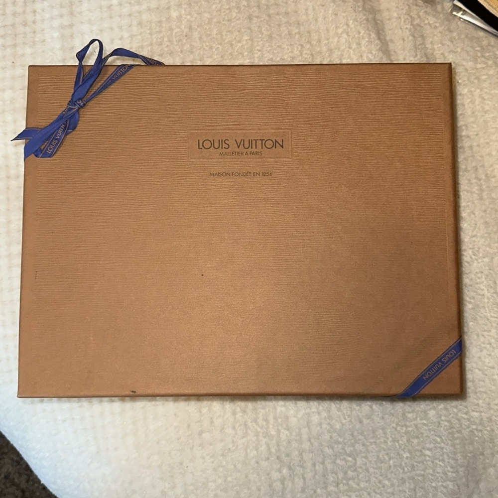 Louis Vuitton 1993 Vintage Brown Epi storage Box w/Ribbon & tissue paper